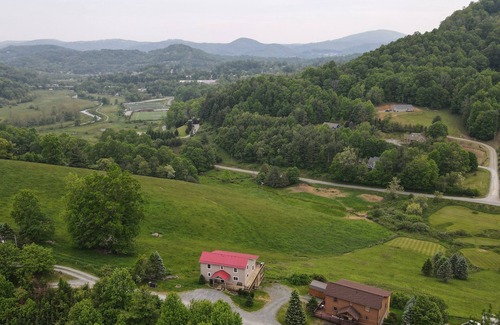 Boone Cabin | BOONE, NC -Large Cozy Cabin with Beautiful Views! *5 min drive to downtown