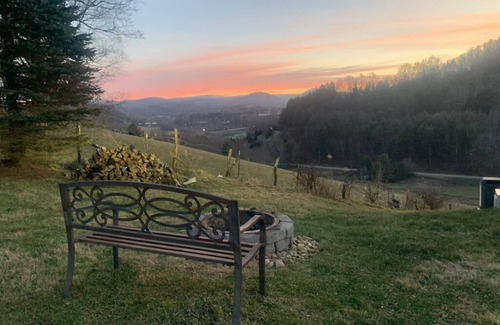 Boone Cabin | BOONE, NC -Large Cozy Cabin with Beautiful Views! *5 min drive to downtown