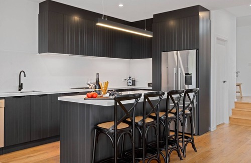 East Jindabyne House | Boorolong, located on the shores of Lake Jindabybne