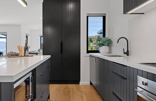 East Jindabyne House | Boorolong, located on the shores of Lake Jindabybne