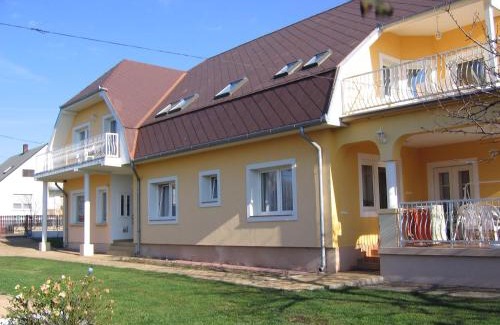 Gyenesdias Apartment | Bor Apartmanház