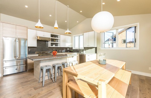 Bend House | Borders Bend's bike trails, 24-hr staff ~ concert shuttle ~ resort amenities~ 🐶