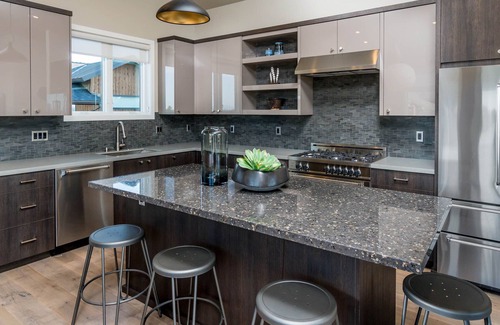 Bend House | Borders Bend's bike trails, 24-hr staff ~ concert shuttle ~ resort amenities~ 🐶