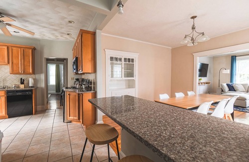 Revere Apartment | Boston 4BD-5 min walk to Train&Beach/10min-Airport-Free Parking