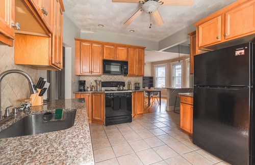 Revere Apartment | Boston 4BD-5 min walk to Train&Beach/10min-Airport-Free Parking