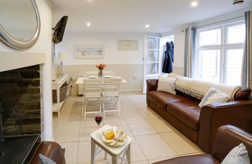 Port Gaverne Apartment | Bosuns Locker - A perfect holiday home in Port Isaac, sleeps 4+dogs
