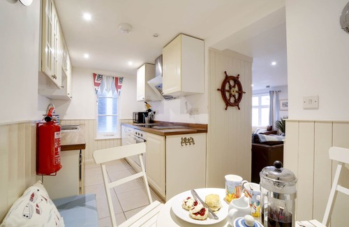 Port Gaverne Apartment | Bosuns Locker - A perfect holiday home in Port Isaac, sleeps 4+dogs