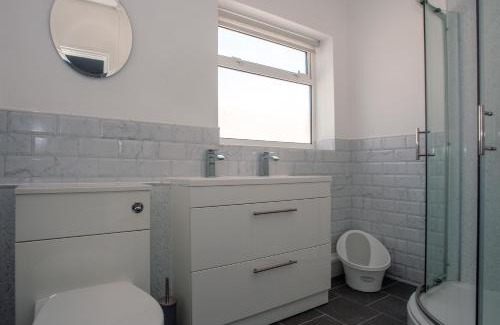 Kingsgate House | Botany Bay Holiday House - Family friendly, 50M from the beach