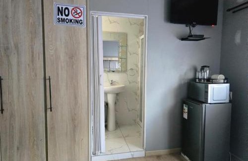 Emfuleni House | Botshe Lodge in Vanderbiljpark