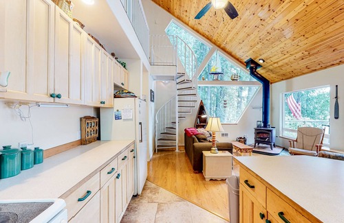 Sagle Cabin | Bottle Bay Bungalow | Lakefront cabin in Sagle with dock and wood stove