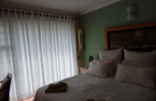 Port Edward House | Bottlenose B&B is situated on the ocean.