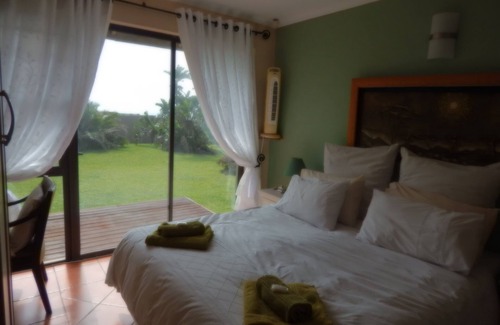 Port Edward House | Bottlenose B&B is situated on the ocean.