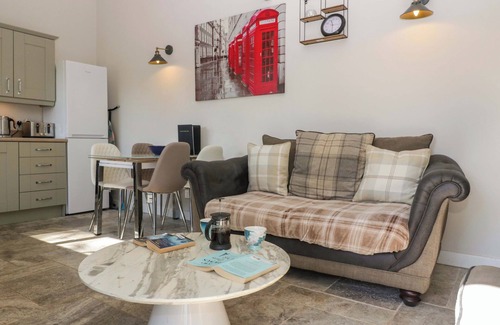 St. Brides Netherwent Cottage | BOTTOM LODGE, pet friendly, with hot tub in Penhow