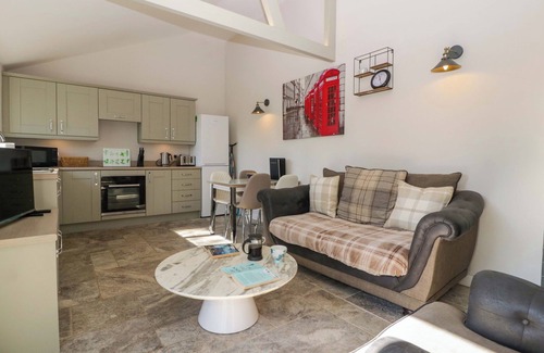 St. Brides Netherwent Cottage | BOTTOM LODGE, pet friendly, with hot tub in Penhow