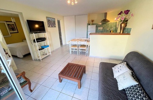 Saint-Mandrier-sur-Mer Apartment | Bottom of villa close to all amenities