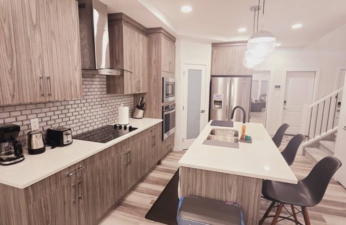 Edmonton House | Bougie styled Home | 10 minutes from WEM | Sleeps 8