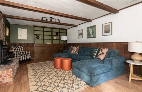 South Boulder Apartment | Boulder Basecamp – 6BR Home with Deck & Views