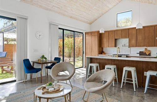 Bouldin House | Bouldin Villa + Cold Plunge Pool-La Casa Barton!