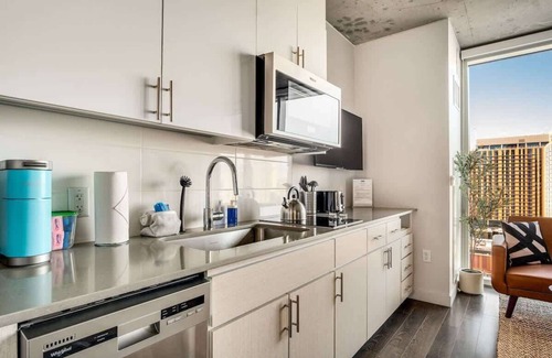 Downtown Phoenix Apartment | Boulevard Stays Downtown Highrise STU Sky Pool, Parking, Gym 07