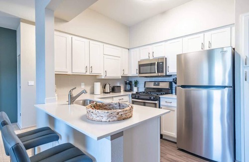 Willow Run Apartment | Boulevard Stays Tranquil 1BR King Suite Pool, Parking & Gym 01