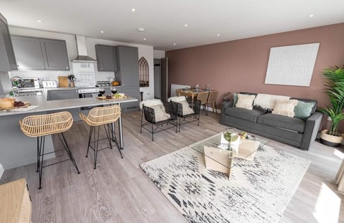 Boscombe Apartment | BOURNECOAST: STYLISH FLAT-BALCONY/SEA GLIMPSES-PARKING-10 MIN WALK TO BEACH-8405