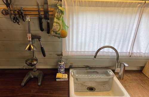 Somers Town Boat Rental | Boutique boat stay offering romantic accommodation in Central London.