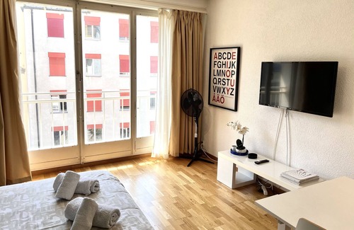 Eaux-Vives Vollandes Apartment | Boutique Central Studio, 5' from Lake