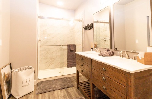 Seneca Apartment | Boutique hotel in historic downtown Seneca. Room #2 Owners Suite. Q/K combo.