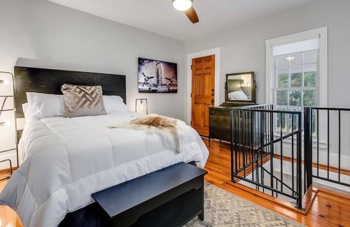 Marble Falls House | Boutique Hotel in Downtown Marble Falls-"The Travis"-2 level suite