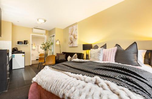 Melbourne Central Business District Apartment | Boutique Retreat in Heart of CBD Mobility-Friendly