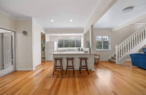 Hyams Beach House | Bowen View - pet-friendly