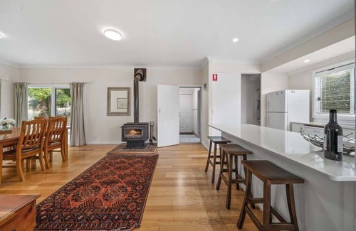 Hyams Beach House | Bowen View - pet-friendly