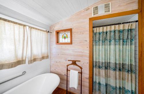 Historic Downtown Apalachicola Hotel | Bowery Inn by Visit Apalach