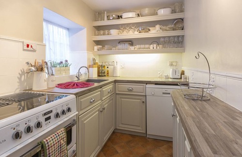 Broadway Cottage | Box Cottage - sleeps 4 guests in 2 bedrooms
