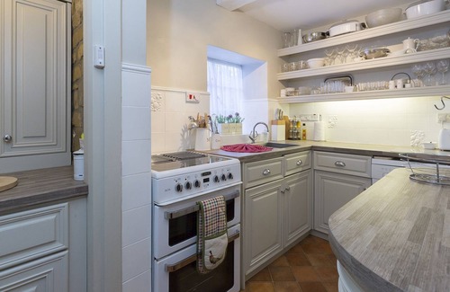 Broadway Cottage | Box Cottage - sleeps 4 guests in 2 bedrooms