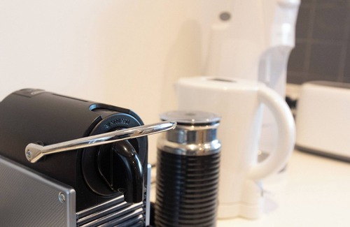 Box Hill House | Box Hill Getaway - 2 minutes walk from Box Hill Central