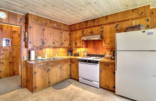 Rangeley House | 🐾Boyd - Rustic, spacious, dog friendly home on Mooselookmeguntic Lake