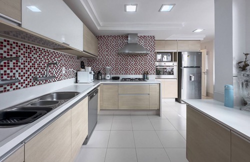 Barra da Tijuca House | Casa Champagne com Piscina e Espaço Gourmet Sofisticados e Acesso à Praia
