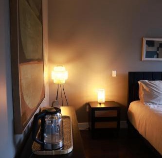 Bedford Apartment | Bradford Place Main Level, 3BR Private Floor with Kitchen