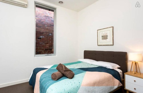 Richmond Bed & Breakfast | Bradman Modern Style a Walk to MCG, Swan St, CBD