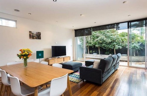 Richmond Bed & Breakfast | Bradman Modern Style A Walk To Mcg, Swan St, Cbd