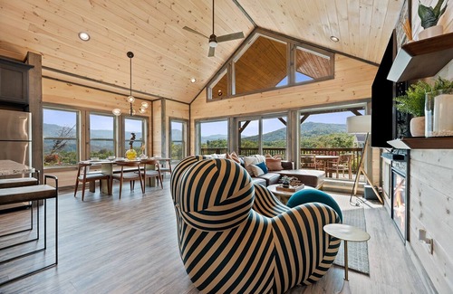 Chalet Village North Cabin | BRADN NEW Luxury Cabin! The ELM/PanoramicMountainView/Modern/LARGE DECKs
