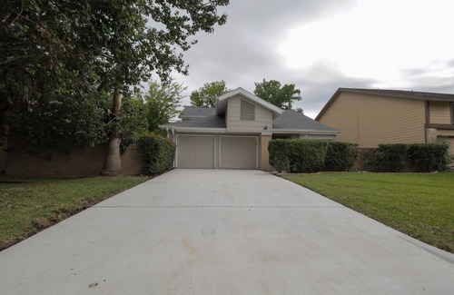 George Bush Park/Eldridge House | Braes Place | King Suite, Pool Table, Wet Bar, Fast Wifi, Spacious Yard w/Grill