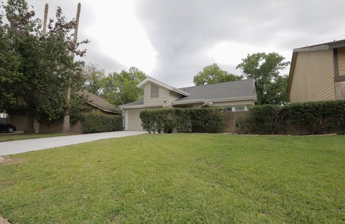 George Bush Park/Eldridge House | Braes Place | King Suite, Pool Table, Wet Bar, Fast Wifi, Spacious Yard w/Grill
