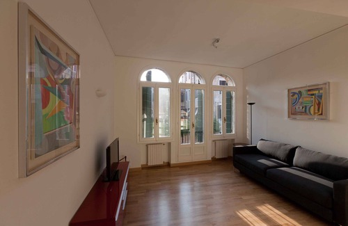 Dorsoduro Apartment | Bragadin della Palma in Dorsoduro (027042LOC04033)