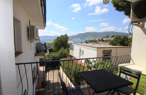Llanca Apartment | BRAMANT 5 - Primera planta con terraza, vistas al mar y parking.