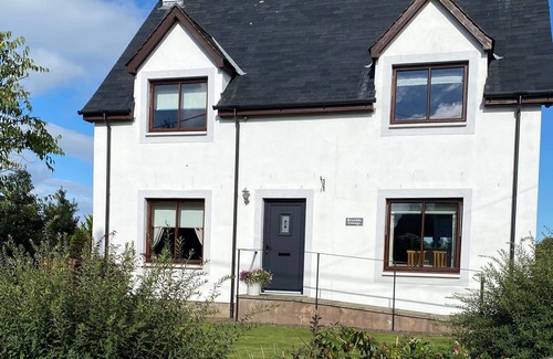 Saint John's Town of Dalry Cottage | Bramble Cottage - a house that sleeps 6 guests in 3 bedrooms