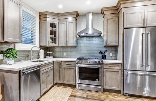 Sonoma House | Brand New 1 Bedroom Luxury Bungalow steps from Sonoma Plaza