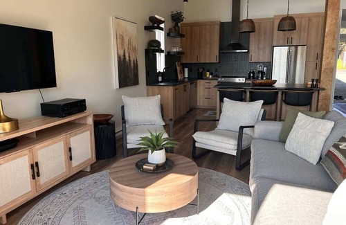 Quathiaski Cove Cabin | Brand New 2 Bedroom Oceanside Cabin w/Spectacular Ocean views & Pet Friendly!n