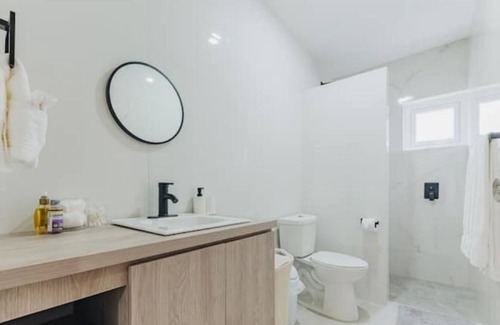 Tanki Leendert House | Brand New 2bd , plunge pool, outdoor seating, free parking
